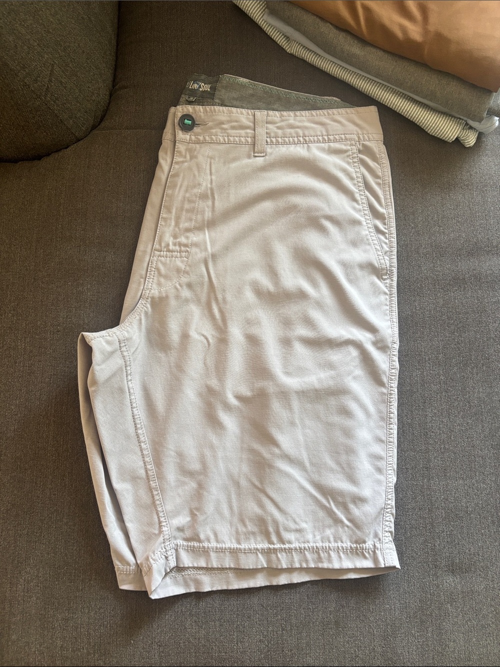 Linksoul Mens 35 6 pocket golf shorts beige with teal stitching 9 inch inseam